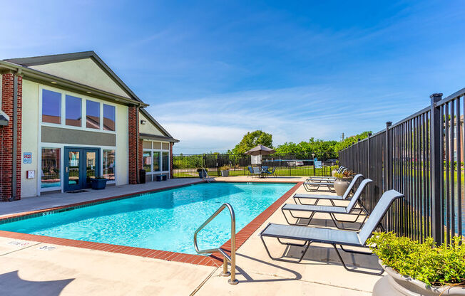 swimming pool in pearland tx apartments