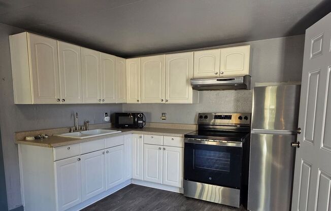1 Bedroom Close to Shipyard, Bus Stops, Dining, Shopping, and Pendergast Park