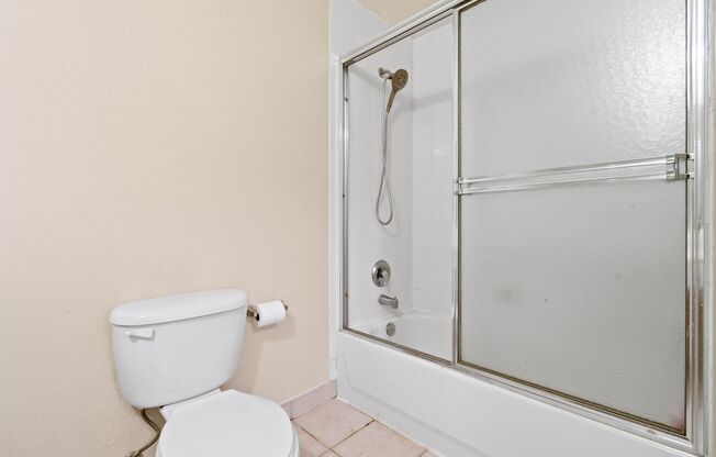 3 beds, 2 baths, $2,800, Unit 102