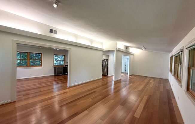 SPACIOUS 5BD / 3.5BA HOME ON DESIRABLE CULLODNE PARK ROAD IN SUN VALLEY
