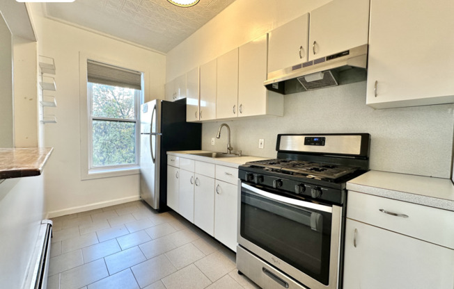 2 beds, 1 bath, $3,100, Unit 2