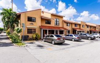 2740 W 61 ST