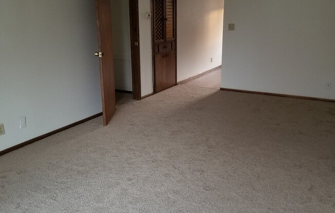 2 beds, 1 bath, $900, Unit 619-4