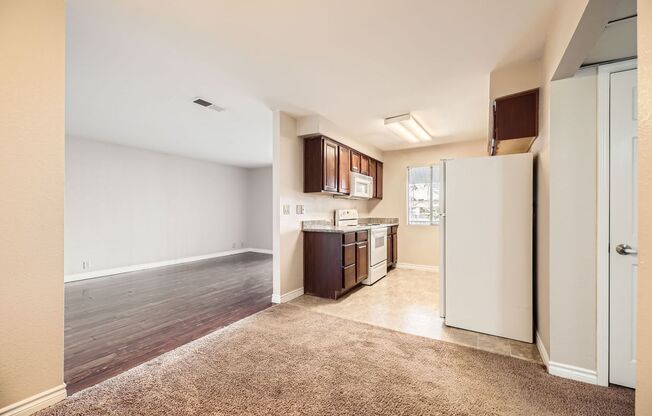 1 bed, 1 bath, $1,000, Unit Unit #450