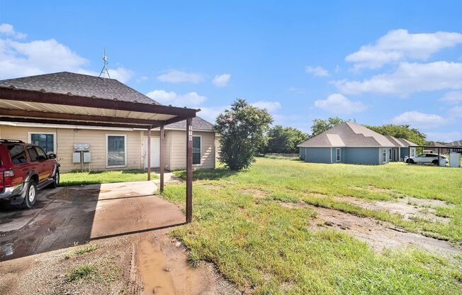 Beautifully Crafted 3 bed 2 bath duplex located in Weatherford, Tx.