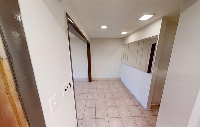 Studio, 1 bath, 700 sqft, $1,700, Unit B