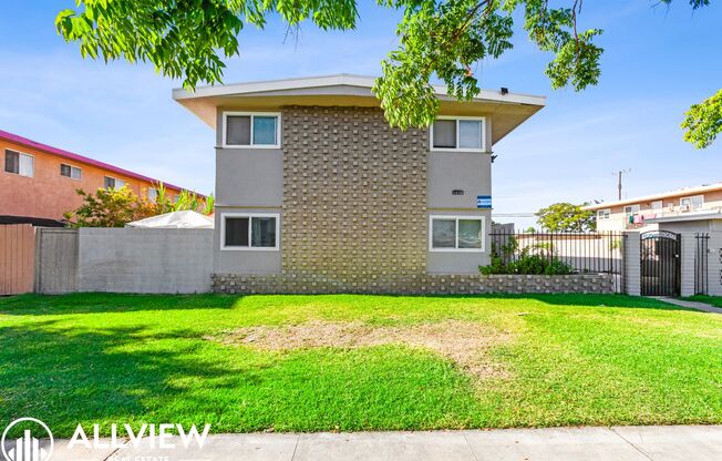 3407 West Olinda Lane