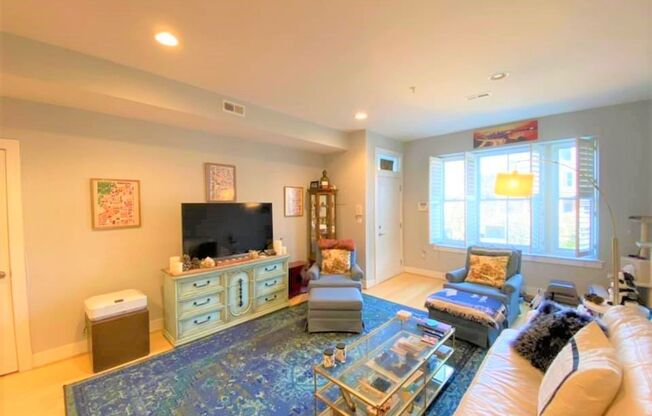 Spacious 2 BR/2 BA Apartment in Columbia Heights!
