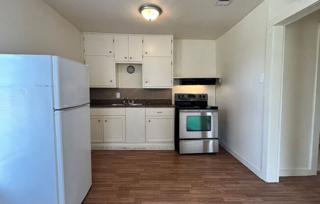 1 bed, 1 bath, 968 sqft, $550, Unit 424 W Green Avenue