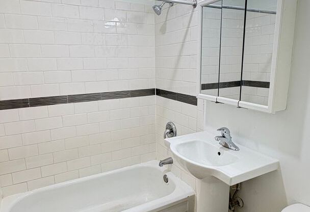2 beds, 1.5 baths, 947 sqft, $835, Unit MA E216
