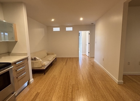 2 beds, 1 bath, 950 sqft, $3,650, Unit #408