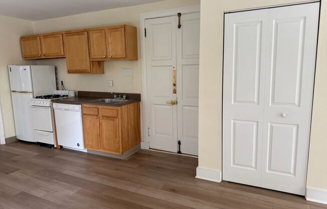 1 bed, 1 bath, 572 sqft, $1,350, Unit Old King Edward 1