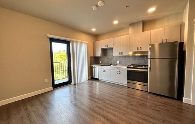 Studio, 1 bath, 327 sqft, $1,570, Unit 4th #304