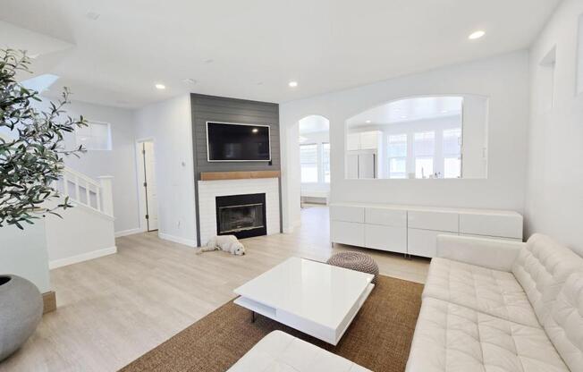 2014 MARY HELEN LN