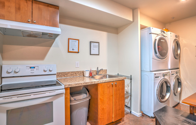 Studio, 1 bath, 300 sqft, $1,100, Unit C0