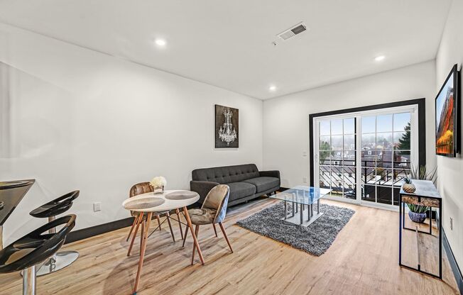 1 bed, 1 bath, 900 sqft, $2,000, Unit C11