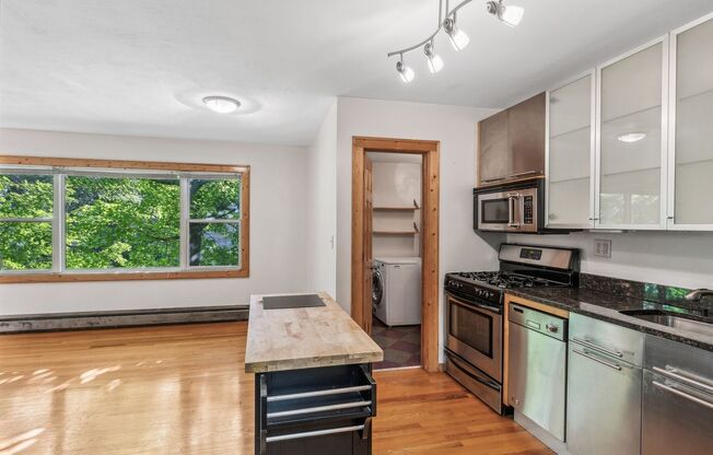 1 bed, 2 baths, 800 sqft, $1,425, Unit 12