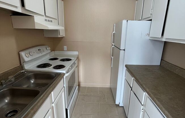 3 beds, 1 bath, $775, Unit 302