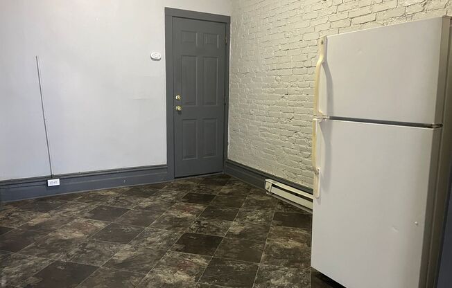 Studio, 1 bath, $925, Unit 26.5 S. Prince St. - Apt. 3