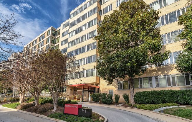 Sun-Filled, Top Floor L Shaped Studio In Much Sought After Boston House