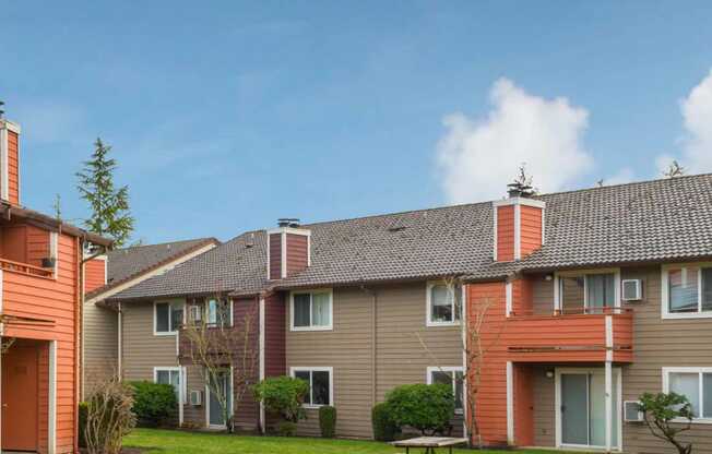 a group of apartments with a picnic table in the yard at Quartz Creek, Washington