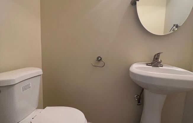 2 beds, 1.5 baths, 1,050 sqft, $995, Unit 35 Trapp Ct.