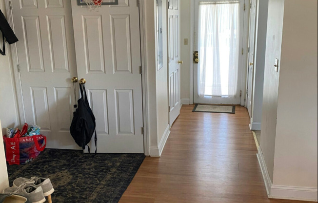 2-Fl Duplex Available for June! 3-beds, 2.5 Baths