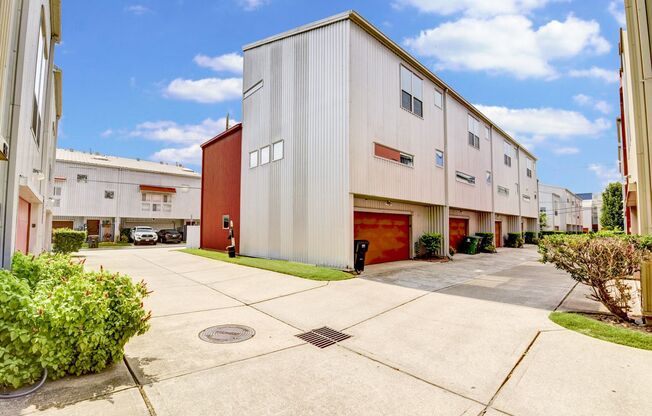 Modern Townhome In The Heart Of Midtown!
