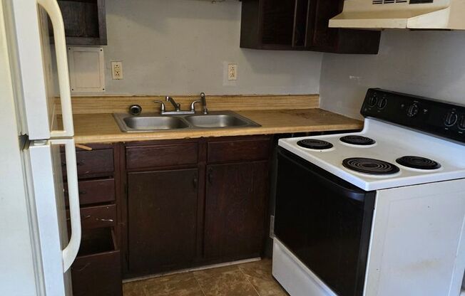 Knoxville 37917 - 1 bedroom apartment - Contact Lisa Vineyard or Shannon Russell (865) 216-9334