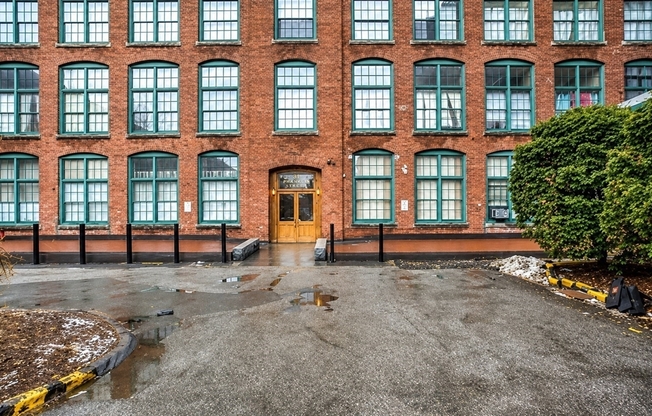 1 bed, 1 bath, 774 sqft, $1,900, Unit B37