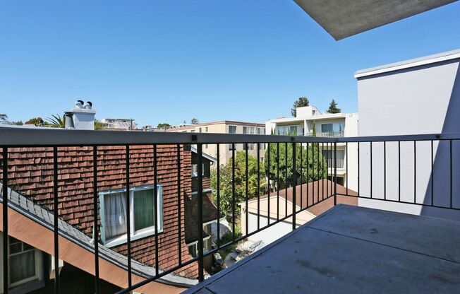 OPEN HOUSE: Sunday (6/15) 12:45pm-1:15pm. Renovated 1BR/1BA in Adams Point, just blocks from Lake Merritt (366 Bellevue #304)