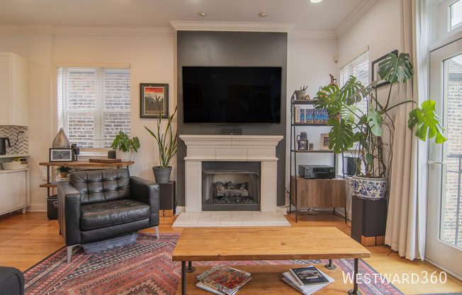 1132 W 17 ST
