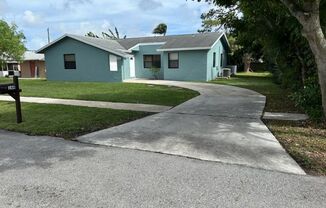 Beautifully renovated 3/2 home in Greenacres!