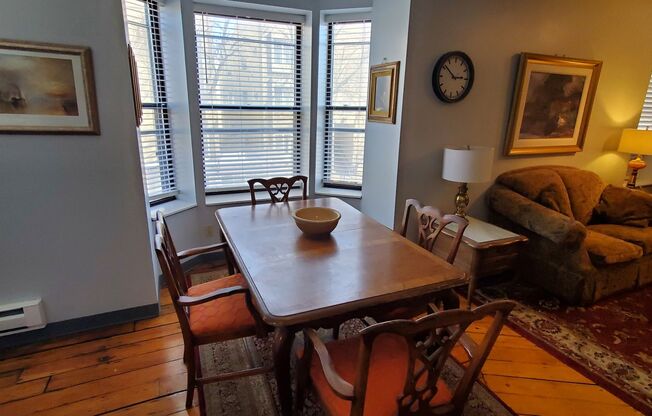 NEWLY RENOVATED APARTMENT IN HISTORIC ELLIOT PARK