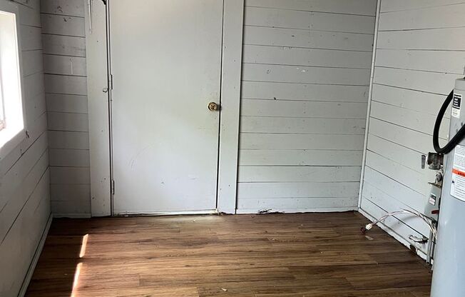 3 beds, 1 bath, $700