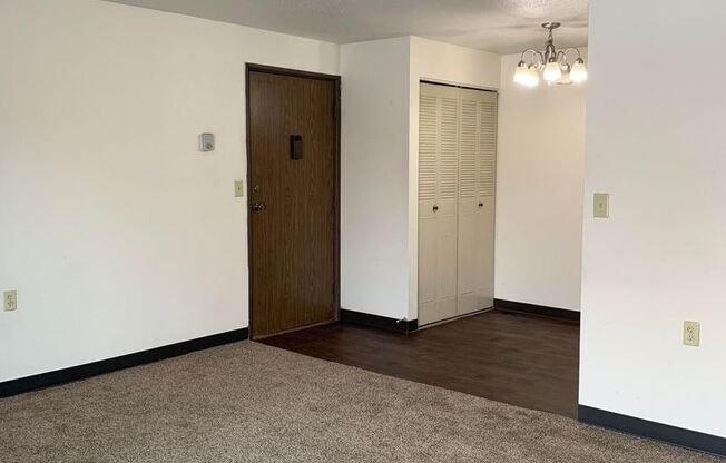 2 beds, 1 bath, $825, Unit 1502-23