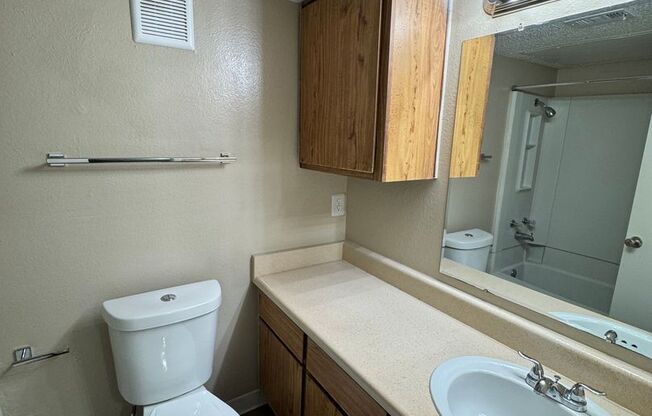 2 beds, 2 baths, 800 sqft, $925, Unit 102