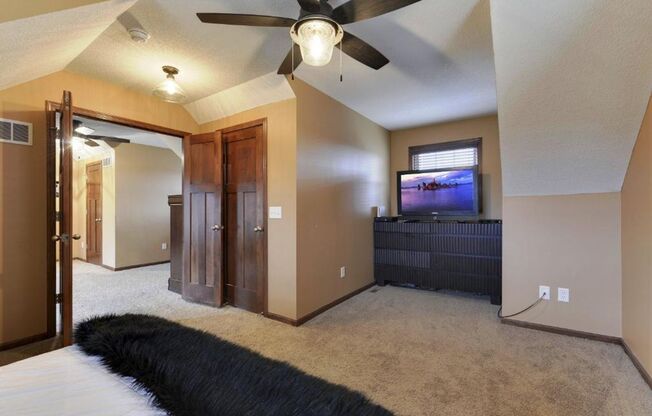 Woodbury, Stylish & Spacious Home Near Shops, Dining & Community Amenities!