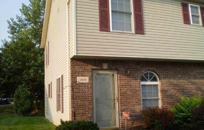 2 bedroom, 2.5 bath townhouse: Oaklawn Park