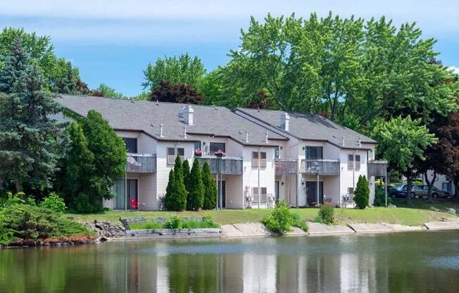 Old Farm Shores Apartments in Grand Rapids MI