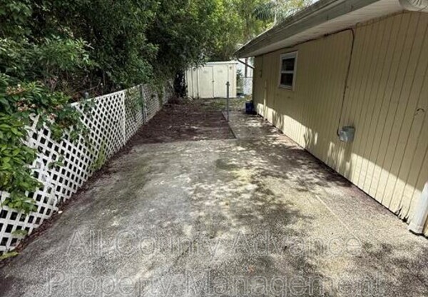 31 LAKESHORE DR