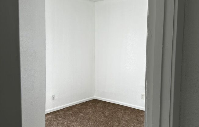 2 beds, 1 bath, $900, Unit 3242 Brooklyn Ave