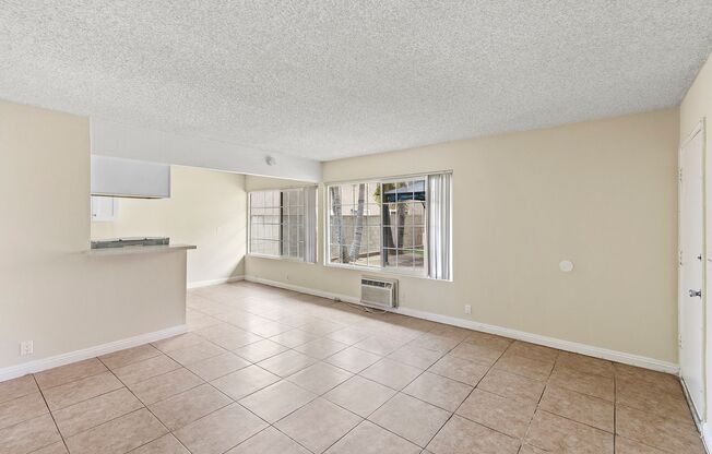 2 beds, 1 bath, $2,600, Unit 4