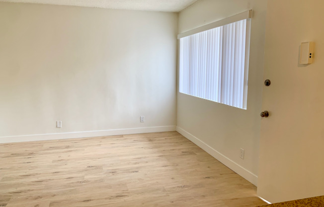 Spacious 3 bedroom unit located in Canoga Park! MOVE IN READY