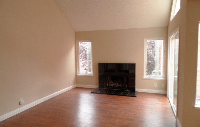 3 bed/2 bath Upstairs condo! Hardwood floor, full kitchen, washer/dryer