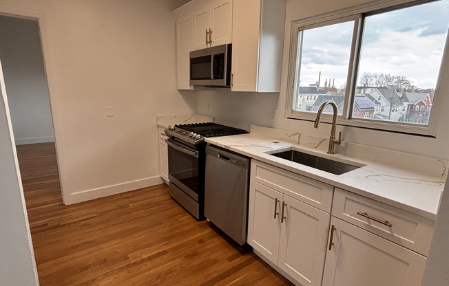 2 beds, 1 bath, 738 sqft, $3,100, Unit 5