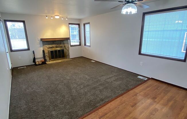 Well maintained (1) bedroom, (1) bathroom ground level unit in Independence Park!