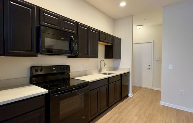 2 beds, 1 bath, 913 sqft, $1,399, Unit 407 Unit 204