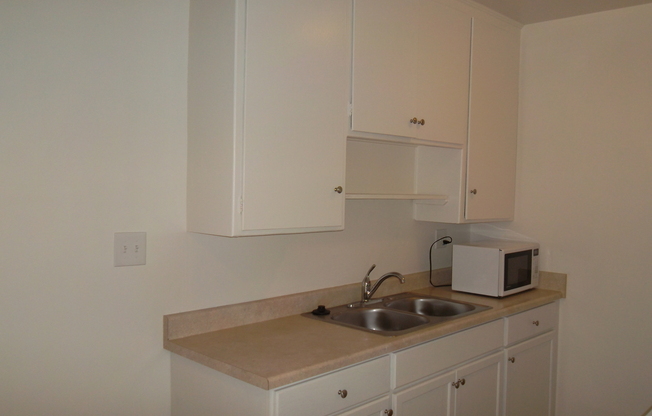 2 beds, 1 bath, $3,195