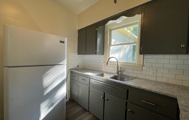 2 beds, 1 bath, $850, Unit 1408 Douglas Ave Unit 1